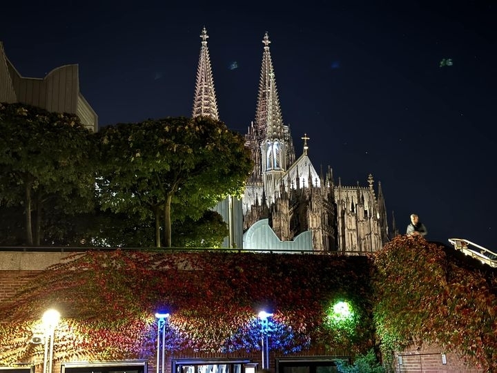 Blick von der Terrasse der Philharmonie auf den Kölner Dom