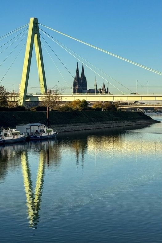 Deutzer Hafen, Severinsbrücke mit Kölner Dom 