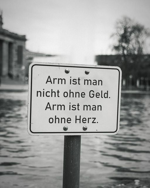 Arm ist man nicht ohne Geld. Arm ist man ohne Herz.